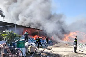 Cháy rụi kho vải vụn ở Tiền Giang