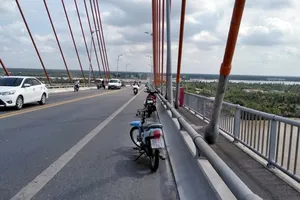 Bỏ xe trên cầu Rạch Miễu, nam thanh niên nhảy sông Tiền