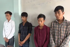 Khởi tố 4 thanh niên xúc phạm Quốc kỳ