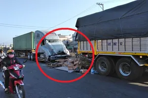 Xe đầu kéo húc đuôi ô tô tải, 2 người bị thương