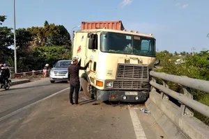 Container dính thành cầu Kinh Xáng, 2 tài xế hút chết