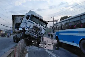 Xe đầu kéo leo dải phân cách, QL1A ùn ứ