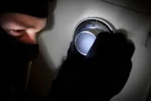 Trộm bỏ lại két sắt có tài sản hơn tỉ đồng ngoài kênh