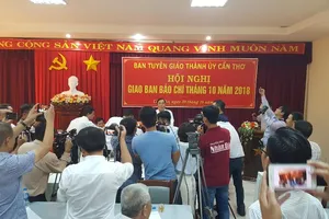 100 USD, 285 tin bài và hơn 30 câu hỏi chưa có lời hồi đáp