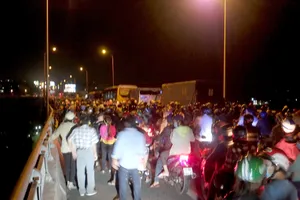 2 ô tô va chạm, giao thông qua cầu Rạch Miễu tê liệt 