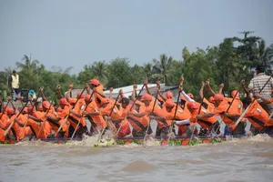 Du khách ùn ùn khai hội Ok om bok