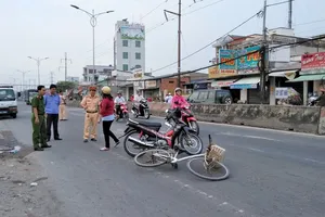 Cụ bà 70 tuổi chạy xe đạp tự té xuống đường bất tỉnh