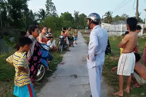 Hiện trường xảy ra vụ việc bà C bị chồng cũ tông xe (ảnh THÁI BÌNH)