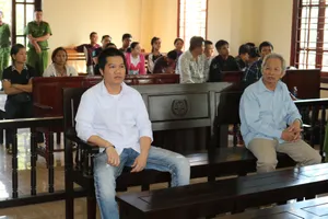 Bị cáo Trọng (bìa phải) và Bắc tại tòa - ảnh CẨM GIANG