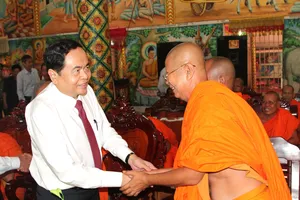 Ông Trần Thanh Mẫn - Chủ tịch Ủy ban TW MTTQ Việt Nam thăm và chúc Tết cổ truyền Chol Chnam Thmay năm 2019 ở Sóc Trăng - ảnh C.LUẬN