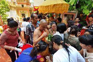 rong Lễ tắm tượng Phật, các phật tử còn được những vị sư ở chùa ban phước lành, gửi lời chúc những đều may mắn- ảnh ĐẠI HẢI