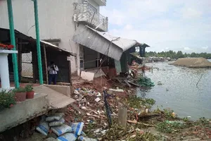 Hiện trường sạt lở bờ sông ở Ô Môn - ảnh CẨM GIANG