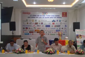 Ông Lê Phương Nguyên – Trưởng Cơ quan đại diện Báo Gia đình Việt Nam tại Cần Thơ, Trưởng BTC Press Cup ĐBSCL năm 2019 thông tin về giải đấu tại buổi họp báo - ảnh CẨM GIANG