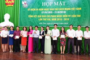 Các nhà báo nhận kỷ niệm chương Vì sự nghiệp báo chí - ảnh CẨM GIANG