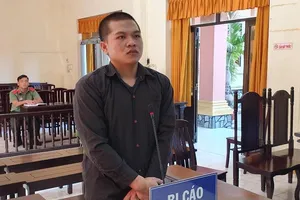 TAND tỉnh Kiên Giang xử sơ thẩm và tuyên phạt Nguyễn Văn Hoài (23 tuổi, ngụ ở tỉnh An Giang) 4 năm tù về tội “Tàng trữ trái phép vũ khí quân dụng” (ảnh VĂN VŨ)