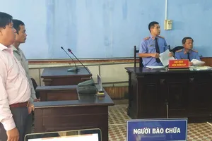 bị cáo Châu Hoài Phương (cựu Phó Chi cục trưởng Chi cục QLTT tỉnh Sóc Trăng) và Ung Văn Thanh (Kiểm soát viên Chi cục QLTT tỉnh Sóc Trăng) nghe đại diện VKS đọc cáo trạng (ảnh NAM GIAO)