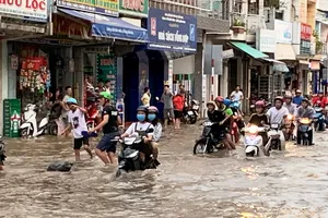 Người dân khổ sở vì triều cường dâng cao khiến các tuyến đường nội ô TP Vĩnh Long ngập sâu trong nước - ẢNH QUANG VĨNH