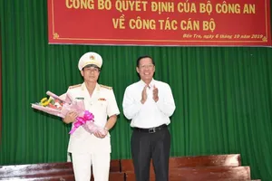 Đại tá Đại tá Võ Hùng Minh – Giám đốc Công an tỉnh Bến Tre (bìa trái) - ảnh CTV CA