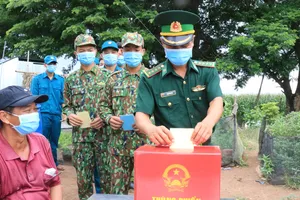 Biên phòng An Giang vừa bám chốt biên giới vừa bầu cử