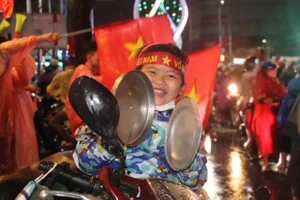 Hàng ngàn cổ động viên đất Tây Đô ra đường mừng chiến thắng bất chấp trời mưa to