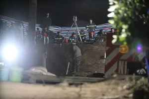 Đã 36 giờ, cứu hộ vẫn căng mình cứu bé trai rơi xuống trụ bê tông rỗng