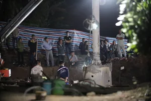 Đêm 2-1, hàng trăm người tiếp tục giải cứu bé trai rơi vào cọc bê tông sâu 35m