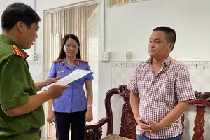 Tống đạt quyết định khởi tố vụ án, khởi tố bị can, lệnh bắt bị can để tạm giam đối với Nguyễn Sỹ Hùng.Ảnh: CHÂU ANH