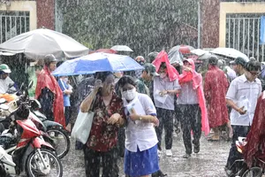 Vừa thi xong môn Toán, thí sinh đã có ô dù che chắn vì mưa lớn 