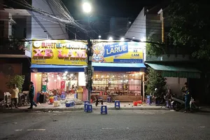 Hiện trường vụ gây rối trật tự công cộng xảy ra tối 11-9 tại quán Buffet “Xe Lam”, TP Mỹ Tho. Ảnh: CTV