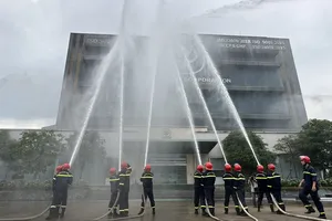 Công an Bến Tre thực tập chữa cháy và cứu nạn, cứu hộ tại khu công nghiệp