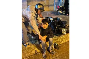 Nam thanh niên cầm gậy ba chỉa, phóng xe điên cuồng trên phố 