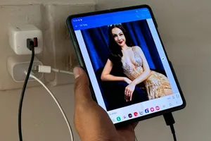 1 học sinh bị điện giật khi sạc điện thoại