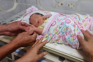 Phát hiện bé trai sơ sinh bỏ trong bao tải ở bờ ruộng