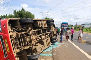 Vụ lật xe khách trên quốc lộ 14: Người chạy xe máy qua đường đã tử vong