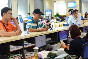 Nhiều DN bày tỏ mong muốn ngành ngân hàng cần tham gia tích cực vào việc cung cấp vốn cho các DN. Trong ảnh: Giao dịch tại một ngân hàng. Ảnh: TL