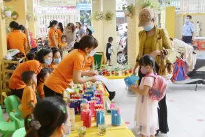 Phụ huynh đến mua sản phẩm các con làm ra và góp tiền ủng hộ trẻ em miền Trung. Ảnh: AD