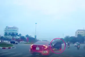 Người ngồi trong xe dùng chân đẩy mạnh cửa xe khi xe đang chạy trên đường. Sự việc xảy ra tại Hà Nội ngày 26-10. (Ảnh cắt từ clip)