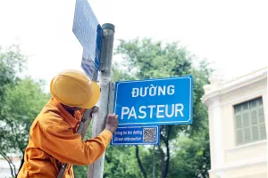 Thí điểm gắn bảng QR code trên giao lộ Pasteur - Lê Thánh Tôn ở quận 1. Ảnh: QUỲNH TRANG