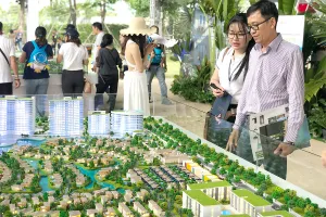 Làn sóng 'thâu tóm' bất động sản gia tăng