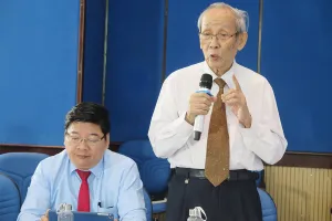 GS Trần Hồng Quân phát biểu ý kiến tại tọa đàm. Ảnh: PA