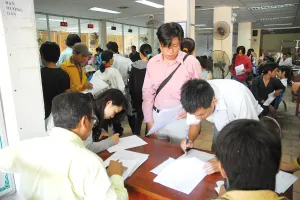 Người dân làm thủ tục tại Trung tâm giới thiệu việc làm TP.HCM. Ảnh: HOÀNG GIANG