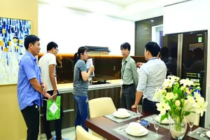 Khách hàng tham quan căn hộ mẫu tại Bình Dương. Ảnh: baobinhduong.vn