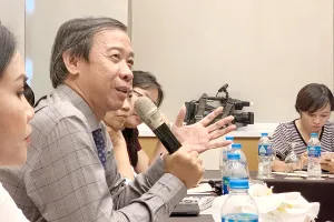 TS-BS Nguyễn Văn Vĩnh Châu chia sẻ về nguy cơ kháng thuốc tại hội thảo. Ảnh: HL