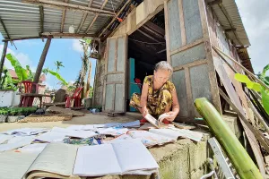 Những căn nhà chực đổ bên dòng Vu Gia