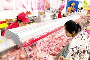 Các DN tham gia bình ổn thị trường cam kết không tăng giá hàng hóa dịp tết. Ảnh: TÚ UYÊN 