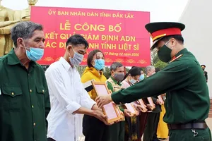 Đại diện Viện Pháp y Quân đội trao thông báo kết quả giám định ADN hài cốt liệt sĩ cho các thân nhân. Ảnh: QĐND