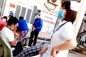 Một ông thản nhiên hút thuốc tại khu vực Khoa Dược - BV đa khoa Củ Chi. Ảnh: TRẦN NGỌC