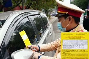 CSGT Hà Nội dán thông báo vi phạm lên ô tô. Ảnh: U.TRANG