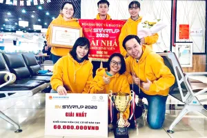 Cô trò sản xuất giấy từ những… cây chuối 