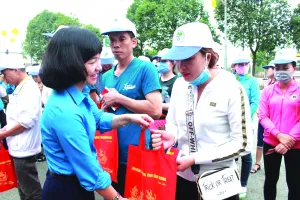 Người lao động được thưởng và nhận quà quà tết trước khi về quê. Ảnh: LÊ ÁNH